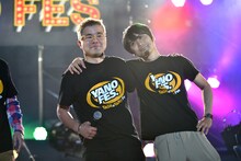 肩を組むNONA REEVESの西寺郷太（左）と奥田健介（右）。