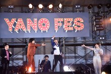 NONA REEVESを呼び込む堂島孝平（左から2番目）。