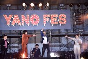 NONA REEVESを呼び込む堂島孝平(左から2番目)。