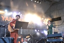 矢野フェスのステージで再会した堂島孝平（左）と坂本真綾（右）。