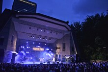 「音楽のような風」でデュエットするさかいゆう（左）とEPO（右）。