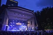 「音楽のような風」でデュエットするさかいゆう(左)とEPO(右)。