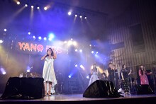 豪華メンバーのコーラス隊を従えて歌うEPO。