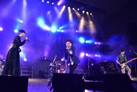 土岐麻子（左）をゲストに「EASYLOVE」を披露するNONA REEVES。