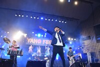 矢野博康とNegiccoをゲストに「ラヴ・アライヴ」を歌うNONA REEVES。