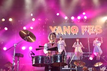 NONA REEVES「ラヴ・アライヴ」をパーカッションで盛り上げる矢野博康。