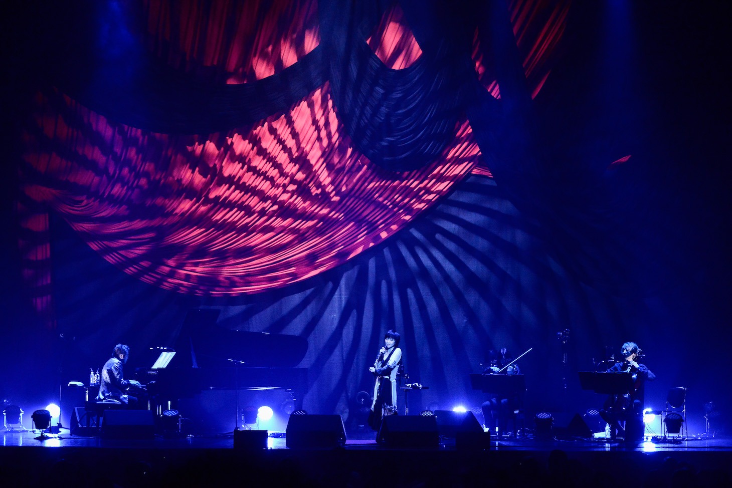 鬼束ちひろ「UNDER BABIES」Zepp Tokyo公演の様子。（撮影：橋本塁）