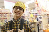 ユースケと、買い物を楽しむリョウガ（奥）。