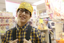 ユースケと、買い物を楽しむリョウガ（奥）。