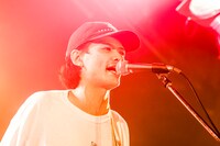 鞆良磨（Vo, G, Syn / AFRICA）（撮影：竹本みずき）