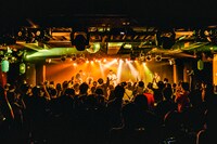 AFRICAによるライブの様子。（撮影：竹本みずき）