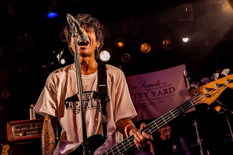 Keisaku “Sit” Matsu-ura（Vo, B）（Photo by Takashi "TAKA" Konuma）