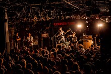 COUNTRY YARD「TOUR 2018 -10 YEARS MADE OUR NOW-」東京・渋谷CLUB QUATTRO公演の様子。（Photo by Takashi "TAKA" Konuma）