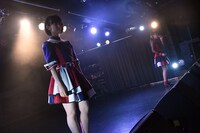 RYTHEM「万華鏡キラキラ」を歌う水春（左）、川瀬あやめ（右）。