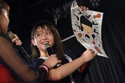 「食いしん坊」と題した作品を発表する桜井美里。