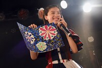 「貼り絵花火」と題した作品を発表する芹澤もあ。