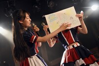 「夜空に浮かぶ愉快な仲間たち」と題した作品を発表する村星りじゅ。