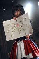 「水花火」と題した作品を発表する水春。