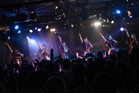 桜エビ～ずの13thワンマンライブより第2部「6月の花火」の様子。