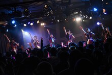 桜エビ～ずの13thワンマンライブより第2部「6月の花火」の様子。