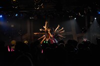 桜エビ～ずの13thワンマンライブより第2部「6月の花火」の様子。