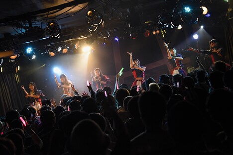 桜エビ～ずの13thワンマンライブより第2部「6月の花火」の様子。