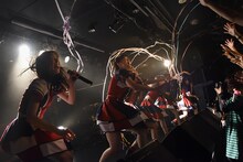 紙テープをフロアに投げ込む桜エビ～ず。