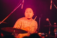 SIRUPのバンドメンバーを務めたRaB（Dr / Soulflex）。（撮影：竹本みずき）