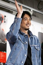 ファンに手を振るDEAN FUJIOKA。（撮影：島津明）