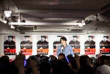 ファンに挨拶をするDEAN FUJIOKA。（撮影：島津明）