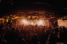 あっこゴリラによるライブの様子。（撮影：竹本みずき）