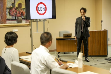 長野市立東部中学校の教員と意見交換をするEXILE TETSUYA。