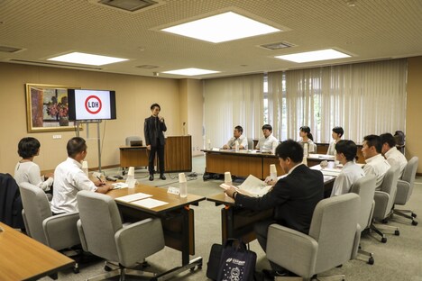 長野市立東部中学校の教員と意見交換をするEXILE TETSUYA。