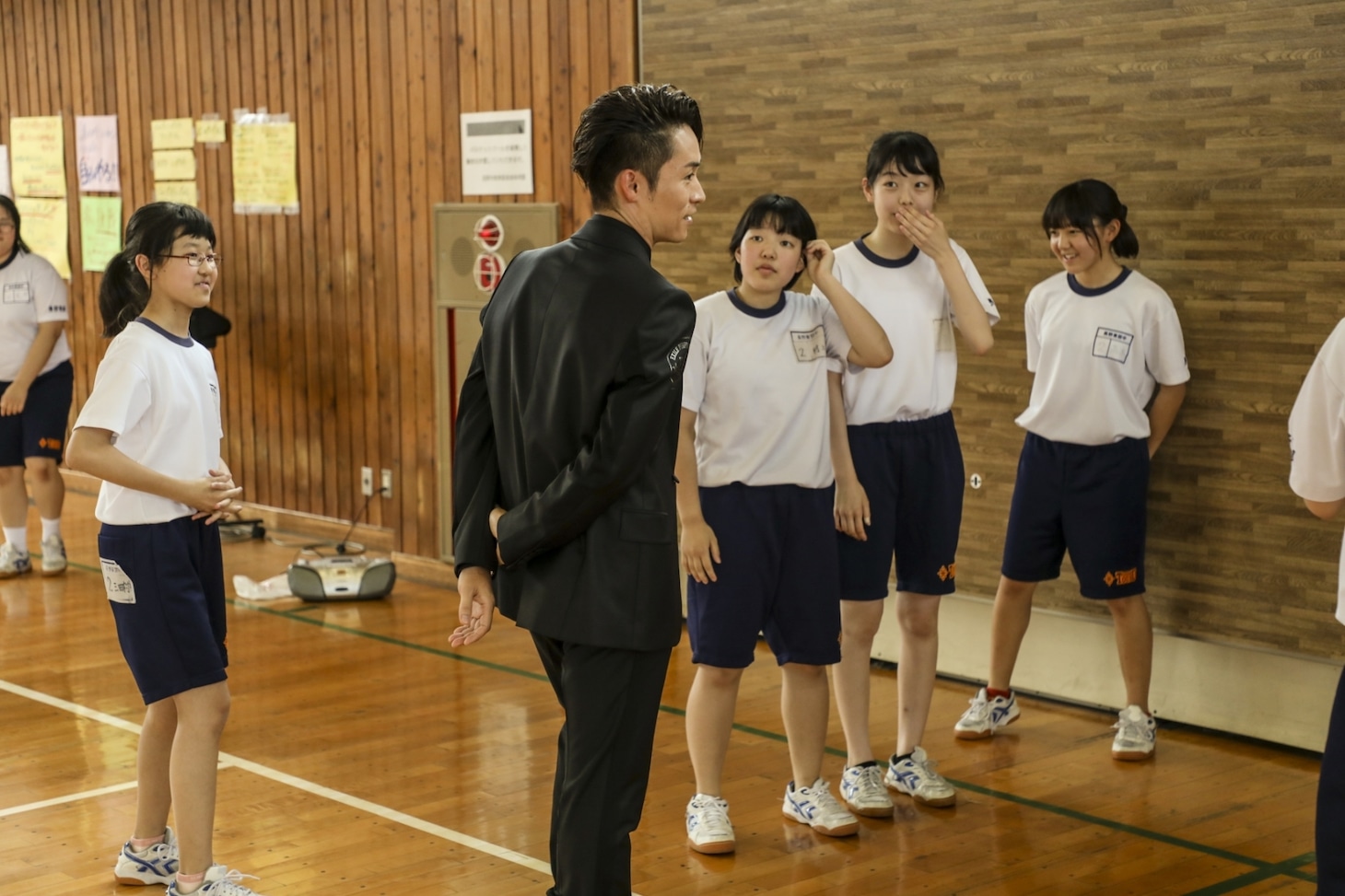 EXILE TETSUYAと長野市立東部中学校の生徒たち。