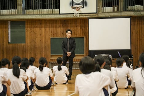 長野市立東部中学校の生徒たちの前にサプライズ登場したEXILE TETSUYA。