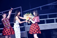 尾形春水に花束を渡す和田彩花（アンジュルム）。