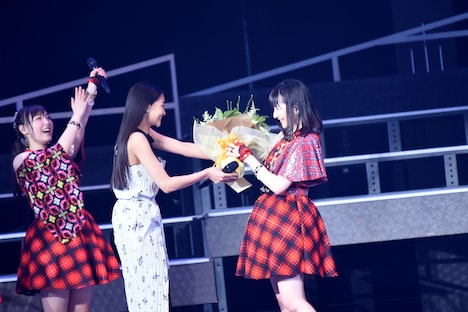 尾形春水に花束を渡す和田彩花(アンジュルム)。