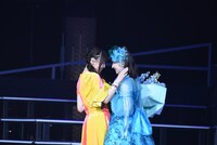 尾形春水に最後の挨拶をする譜久村聖。