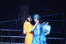 尾形春水に最後の挨拶をする譜久村聖。