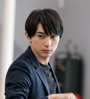 ドラマ「GIVER 復讐の贈与者」第1話のワンシーン。(c)「GIVER 復讐の贈与者」製作委員会