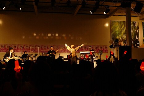 「Femme Fatale」リリース記念フリーライブの様子。