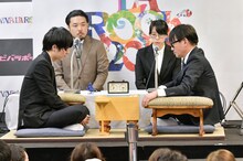 対局する川谷絵音と鹿野淳。