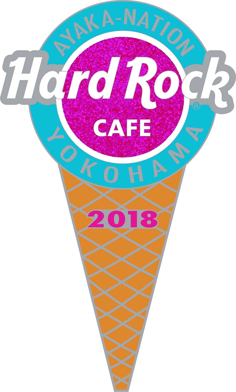 神奈川・ハードロックカフェ 横浜で販売される佐々木彩夏（ももいろクローバーZ）とハードロックカフェのコラボピン。