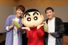 左から北川悠仁、しんちゃん、岩沢厚治。 (c)臼井儀人/双葉社・シンエイ・テレビ朝日・ADK