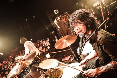 ナガマツシンタロウ（Dr, Cho / SIX LOUNGE）（撮影：夏目圭一郎）