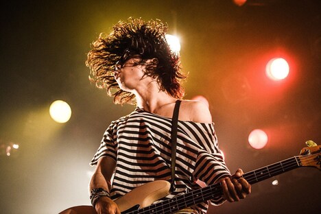 イワオリク（B, Cho / SIX LOUNGE）（撮影：夏目圭一郎）