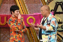 コムアイと笑福亭鶴瓶。(c)TBS