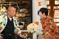 笑福亭鶴瓶とコムアイ。(c)TBS