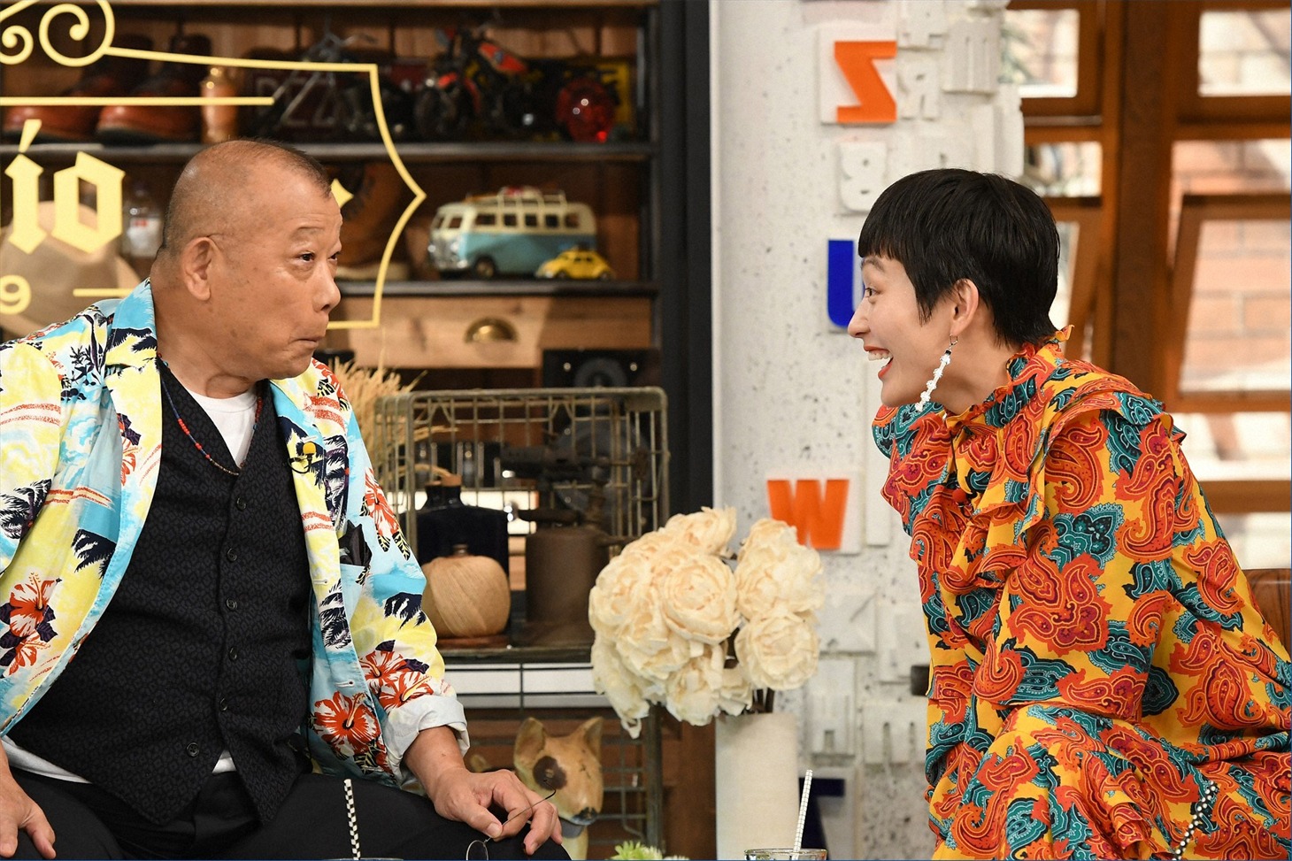 笑福亭鶴瓶とコムアイ。(c)TBS