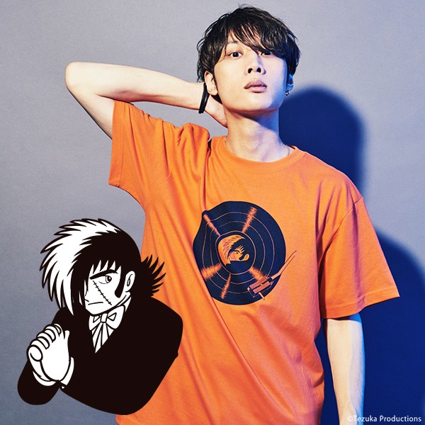 牧達弥（go!go!vanillas）が着用する「ブラック・ジャック」Tシャツ。